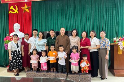 Hội Chữ thập đỏ phường Liêm Tuyền phối hợp cùng thầy Thích Thanh Tuấn – trụ trì chùa Tái Kênh đã trao tặng những phần quà đầy yêu thương tới các em nhỏ có hoàn cảnh khó khăn tại Trường Mầm non Liêm Tuyền. Mỗi món quà không chỉ là sự sẻ chia thiết thực mà còn lan tỏa tinh thần nhân ái, tiếp thêm niềm vui và động lực cho các con trong cuộc sống. Nhà trường xin trân trọng cảm ơn những tấm lòng vàng đã luôn quan tâm, đồng hành và dành tình cảm tốt đẹp cho các con thân yêu.