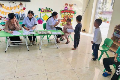 Trạm Y tế Liêm Tuyền tiến hành khám sức khỏe cho trẻ trường MN Liêm Tuyền