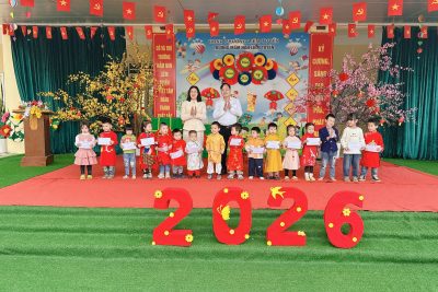 Phường Liêm Tuyền trao quà tết cho học sinh có hoàn cảnh khó khăn Tết Bính Ngọ 2026