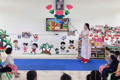 Hoạt động Kể chuyện: “Cháu chào ông ạ” cô giáo Đoàn Thị Thu thực hiện tại lớp B2 độ tuổi 24-36 tháng